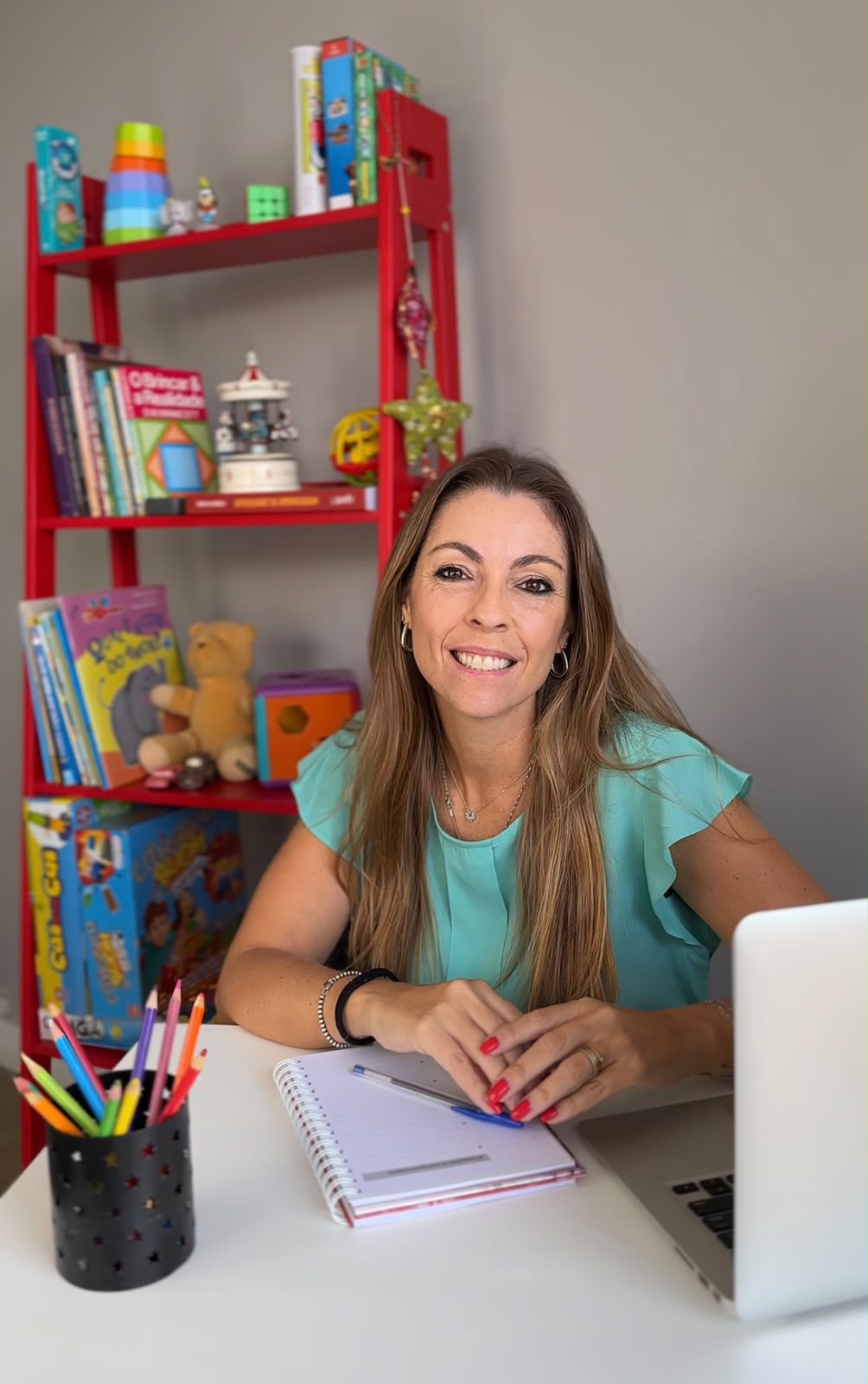 Cynthia Matos preparando material de avaliação